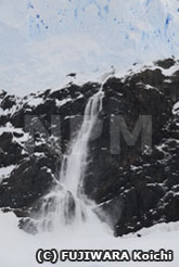 南極に出現した滝