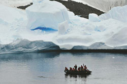 地肌も見え、今にも海に落ちてきそうな氷河（6日、ダンコ海岸近くのルメール海峡で）＝加藤学撮影／(C) 読売新聞