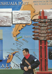 南極観光の拠点アルゼンチン・ウシュアイア港には、南極半島が本土と同じ色で染められた地図があった（3日）＝加藤学撮影