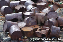 野ざらしにされた大量のドラム缶