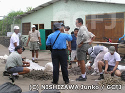 大量に押収されたナマコを確認する国立公園スタッフ