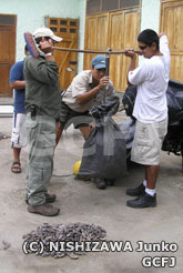 重さを量り、記録する国立公園スタッフ