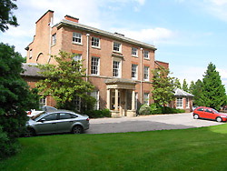 シュルーズベリーにあるダーウィンの生家＝元村有希子撮影