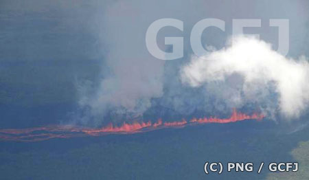 溶岩流は海へ。火山灰が発生し、噴火現場へ近づくことができない