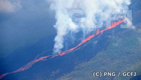 厚い柱上の煙で噴火現場に近づくことができない