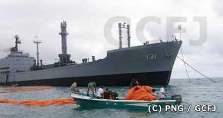 大型船舶から流出した燃料をできるだけ隔離させるために作業する国立公園レンジャー