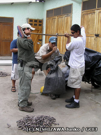 重さを量り、記録する国立公園スタッフ